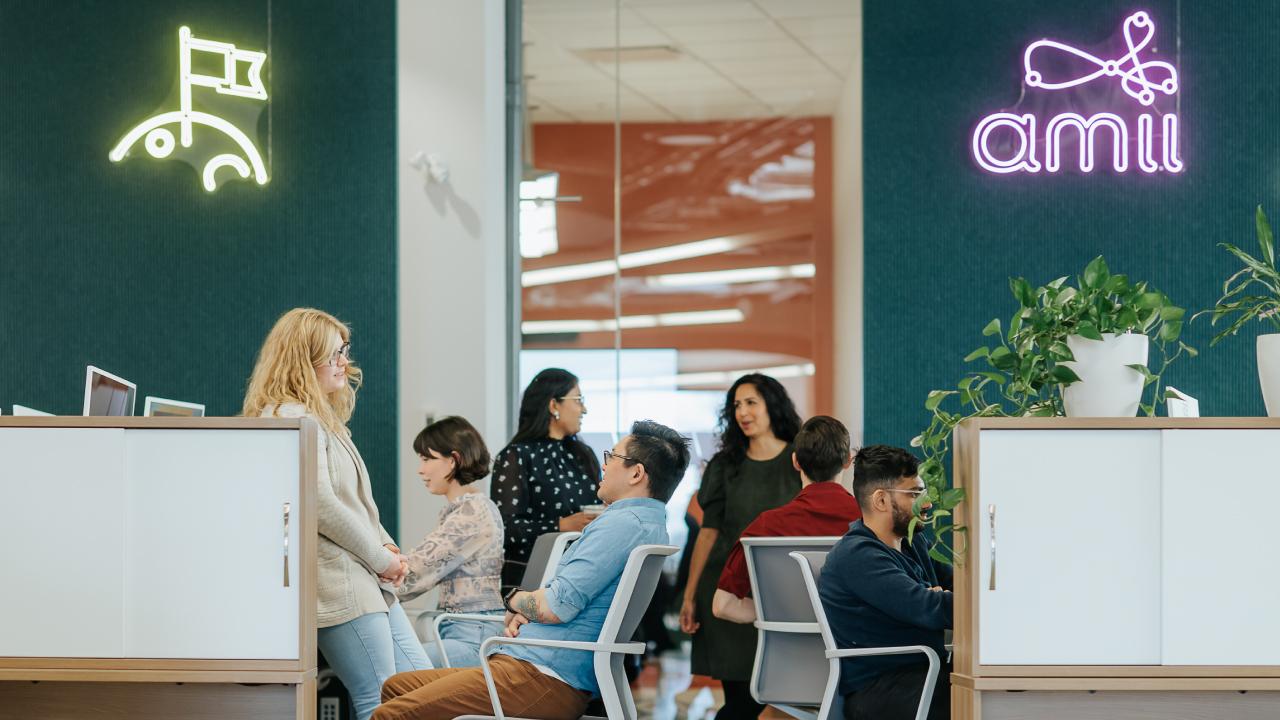 Membres du personnel d’Amii collaborant dans l’espace de travail