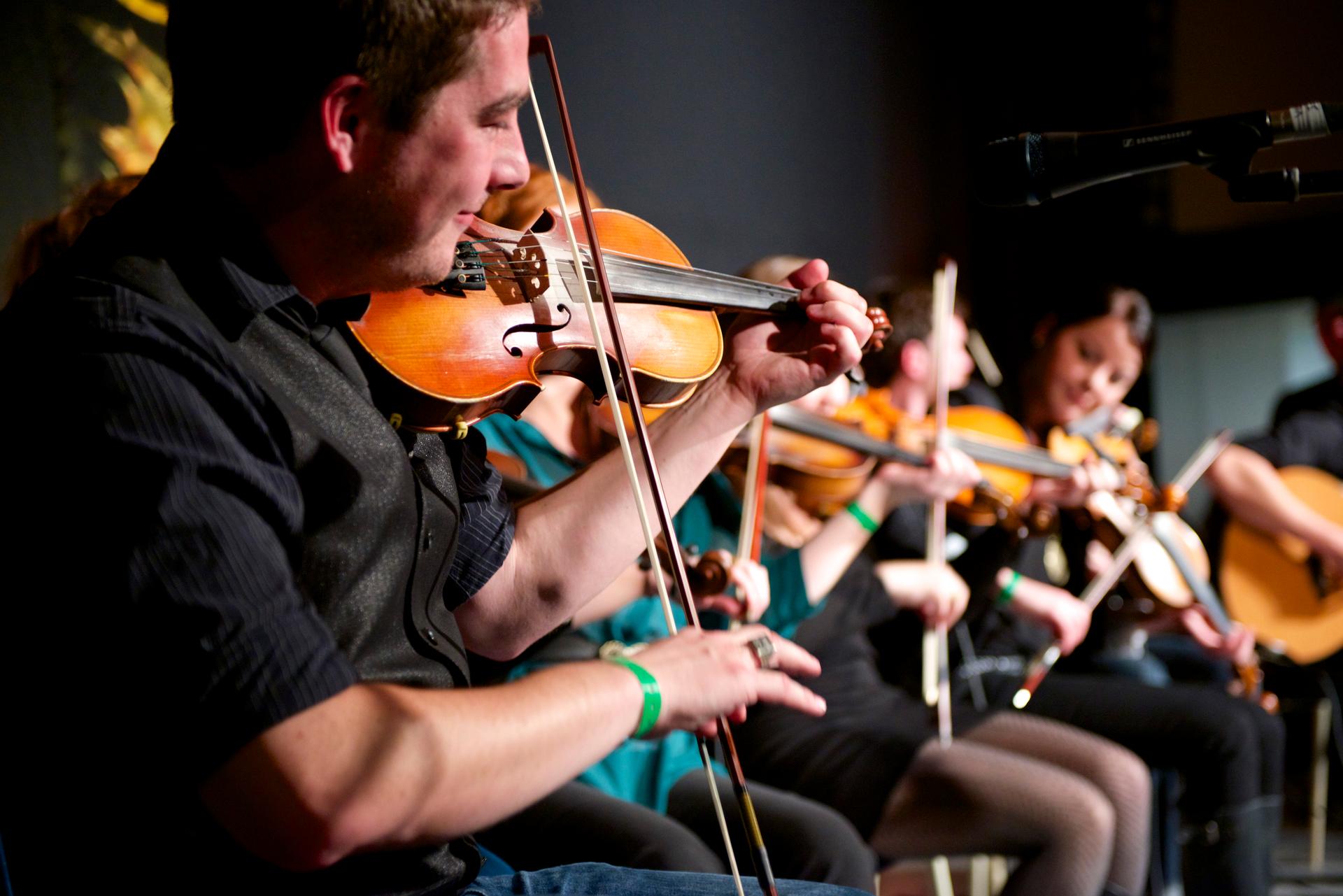 Traditional music by fiddle, spoon and squeezebox