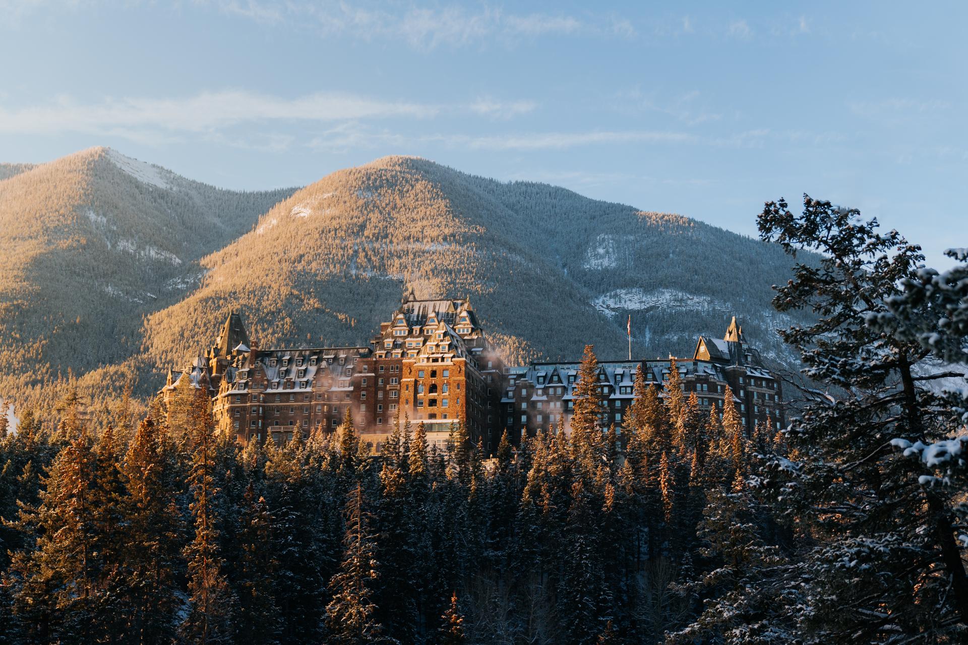 L’hôtel Fairmont Banff Springs à Banff, entouré d’arbres et surplombé par le mont Sulphur.