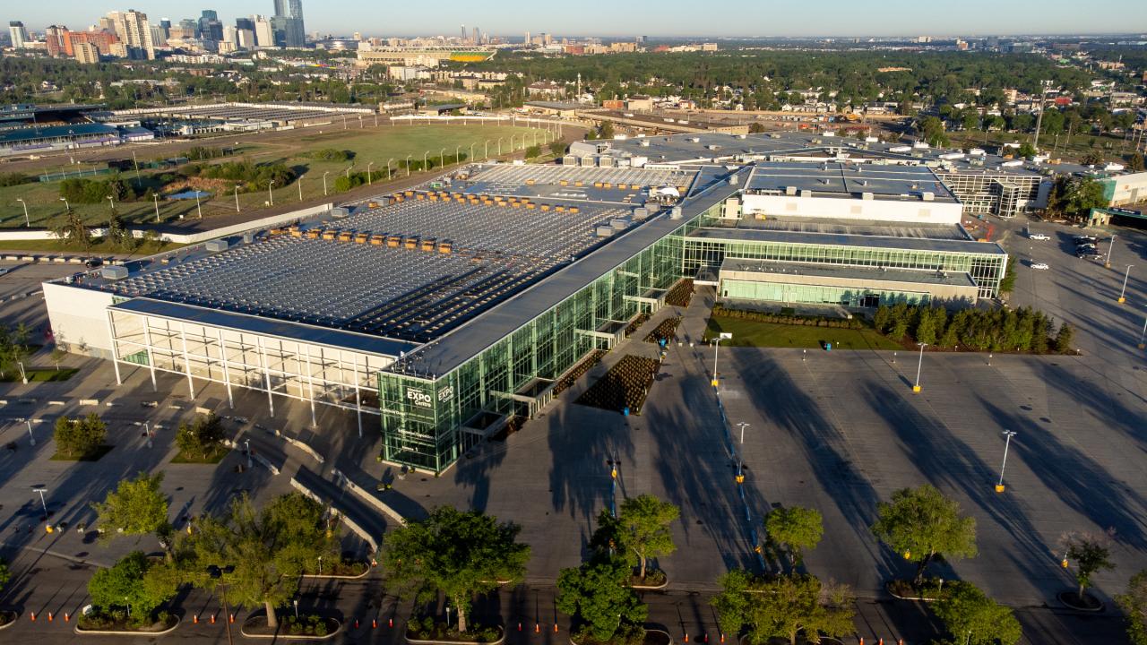 Vue aérienne de panneaux solaires sur le toit de l’Edmonton EXPO Centre