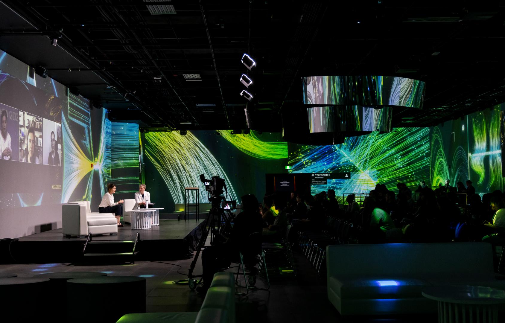 Discussion en groupe lors d’une conférence sur l’IA à Montréal