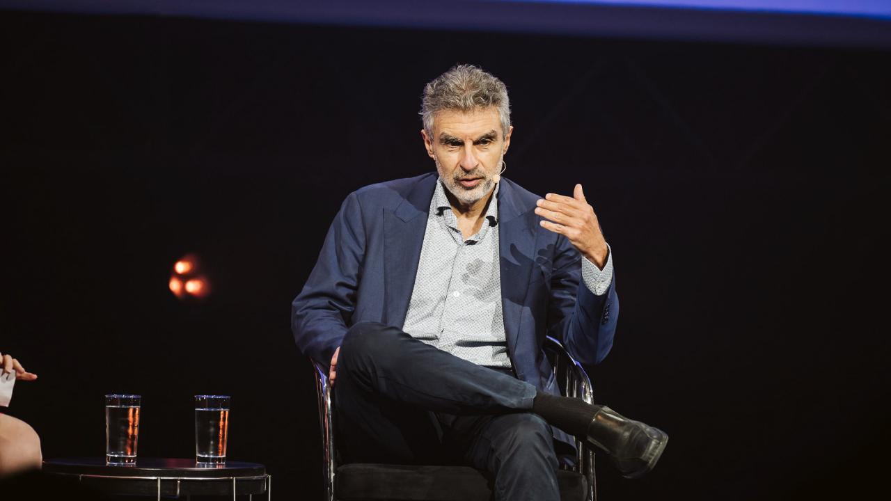 Yoshua Bengio s’exprimant lors d’une discussion en groupe