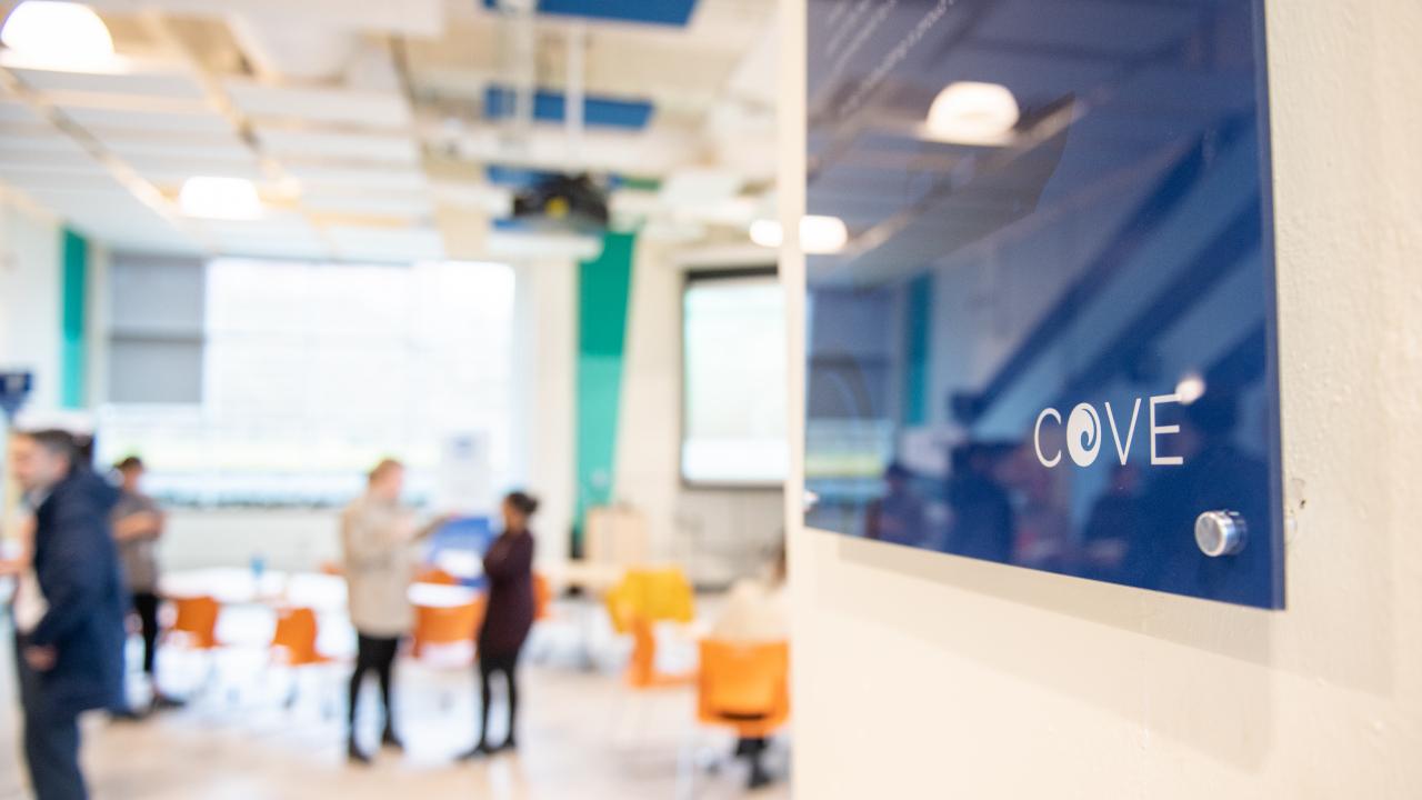 Image de l’enseigne de COVE dans les bureaux de l’organisme